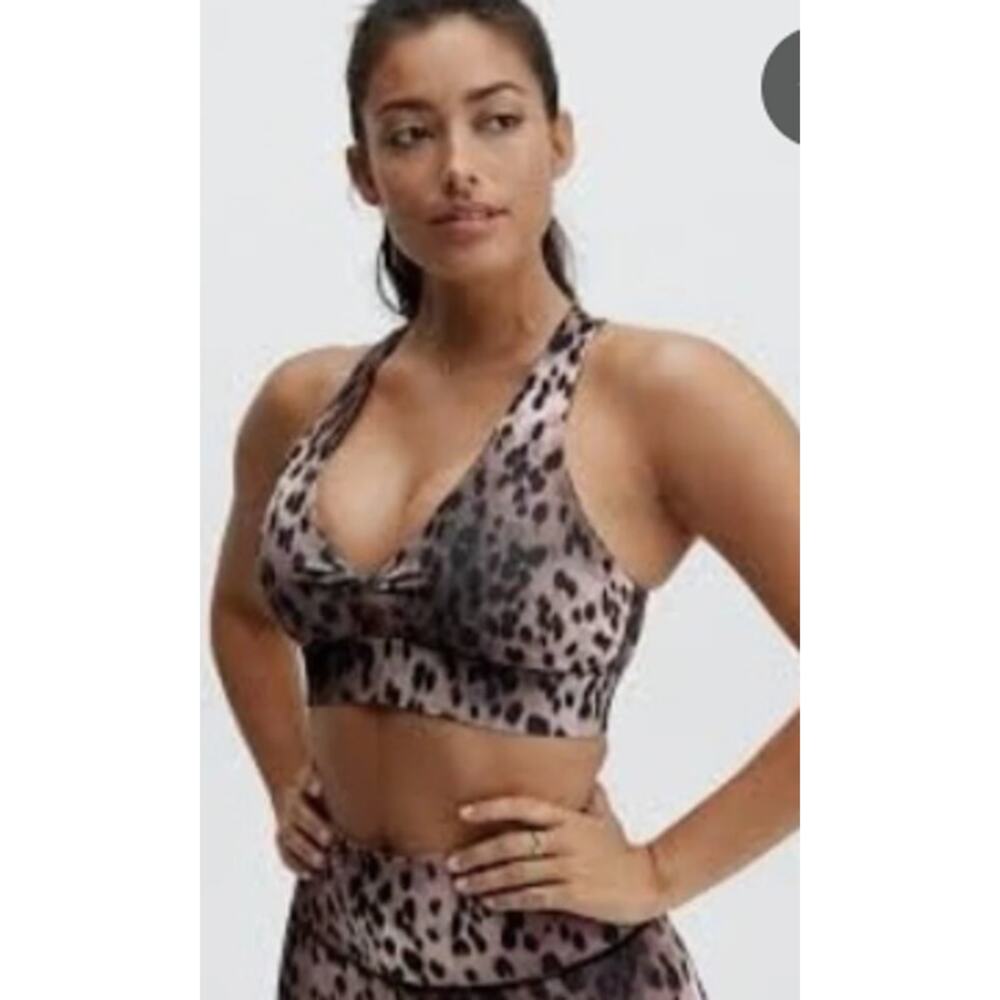 Fabletics Oasis Twist-Front Sports Bra
